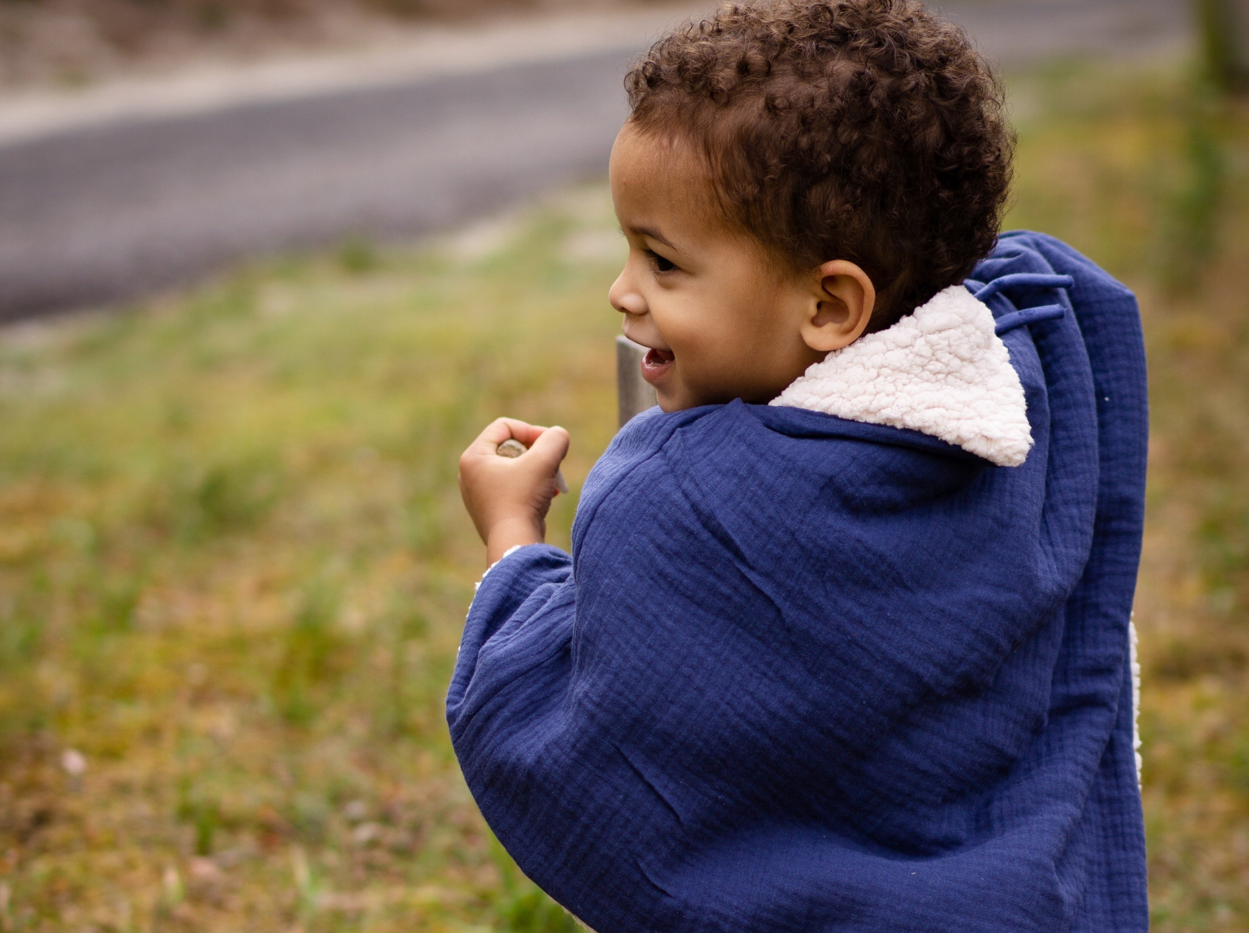 enfant qui porte un gilet d'hiver chaud