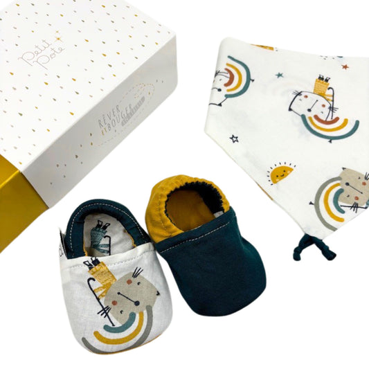 Box naissance chaussons & bavoir Cha'rc-en-ciel